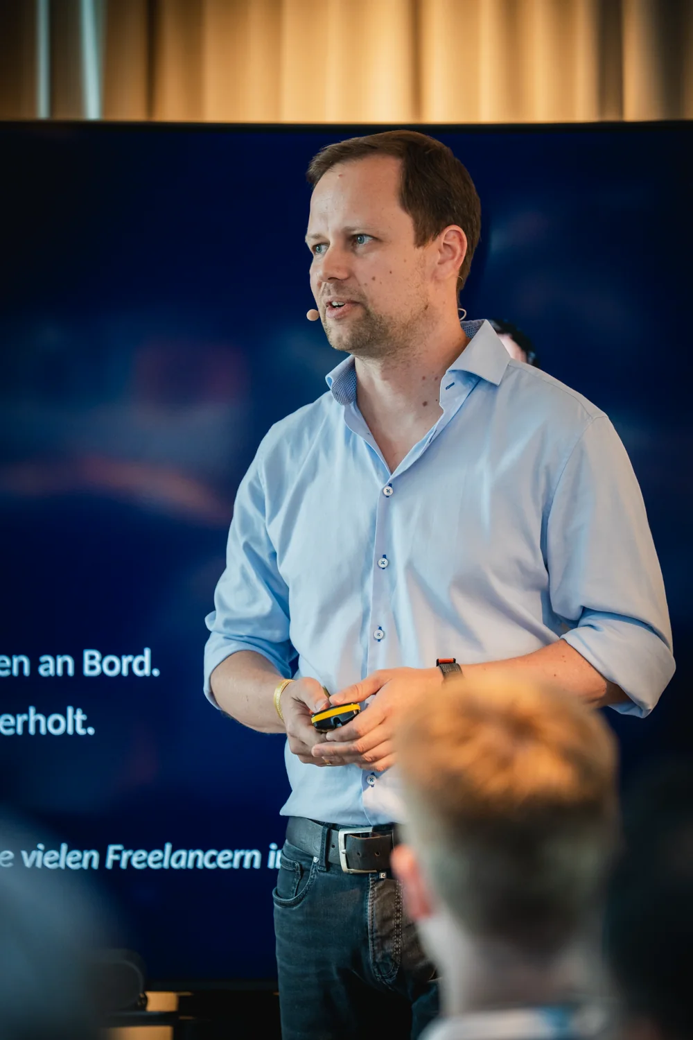 Tomas Stiller bei einem Fachvortrag über AI-Infrastruktur
